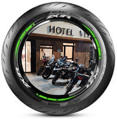 Motos en la puerta del Hotel Vélez